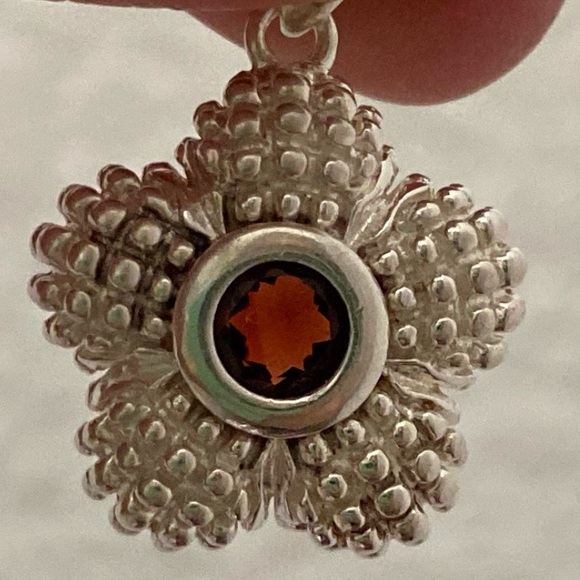 Vintage 925 Signed Sterling Silver Garnet Birthstone Flower Pendant 4g. - Picture 3 of 16